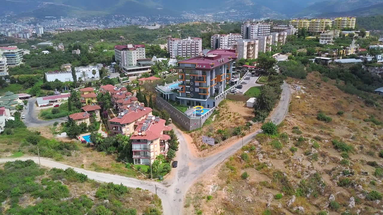 vista aérea de un complejo residencial y hotelero en una zona montañosa