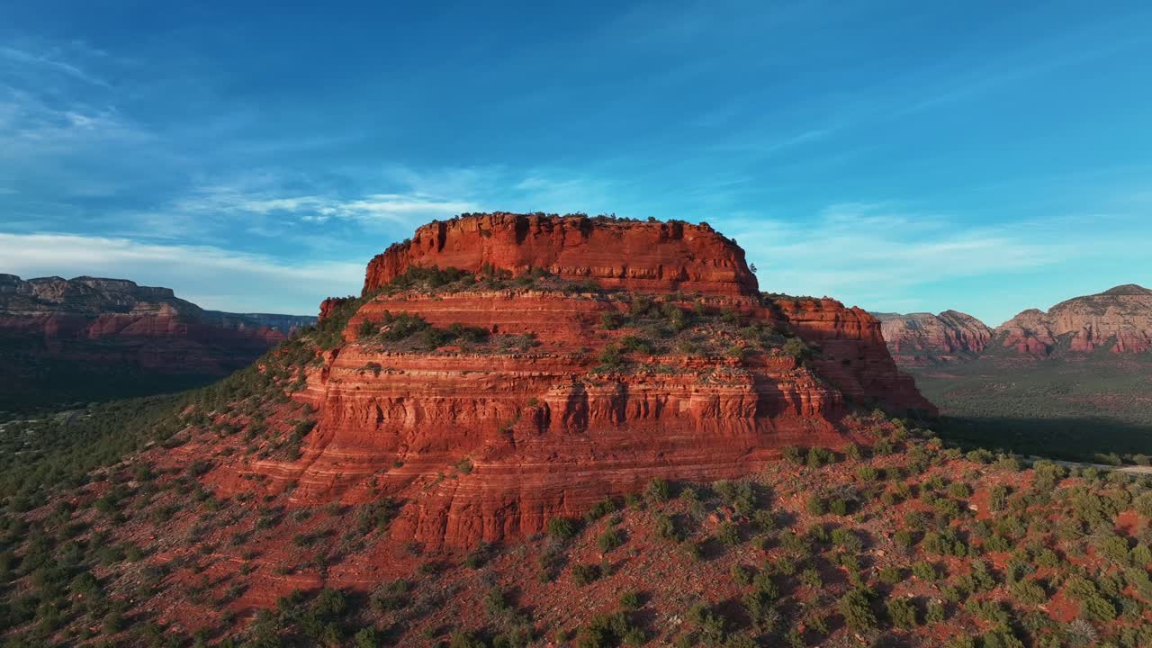미국 애리조나주 세도나의 석양에 빛나는 사암 - 공중 드론 샷