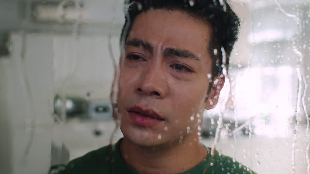 창문을 통해 바라보는 남자