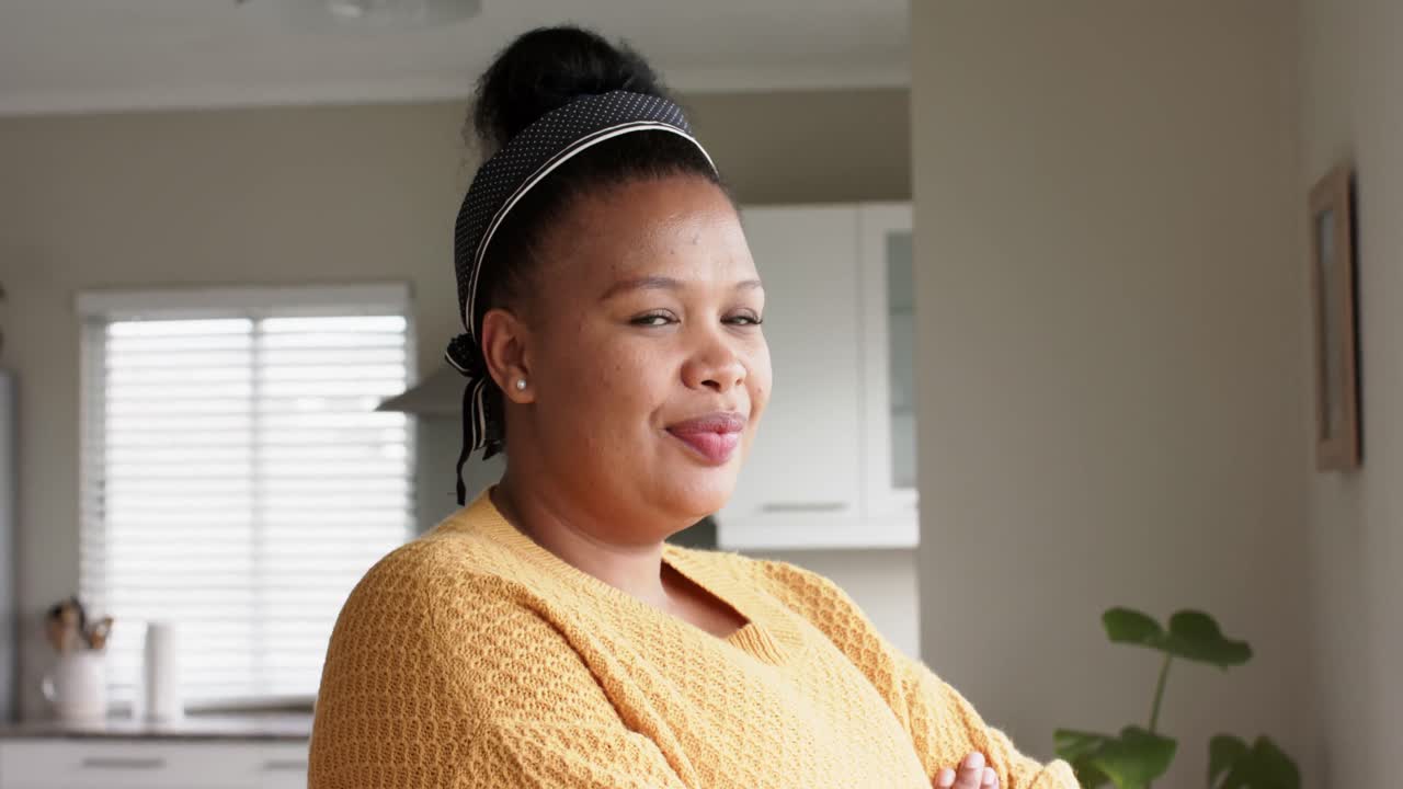 행복한 아프리카계 미국인 여성의 초상화 카메라를 보고 집에서 미소 짓고, 느린 동작