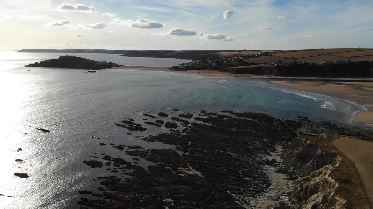 impresionante costa rocosa al atardecer