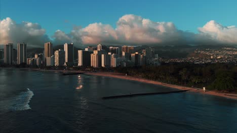 Aerial-drone-footage-of-Honolulu,-Hawaii