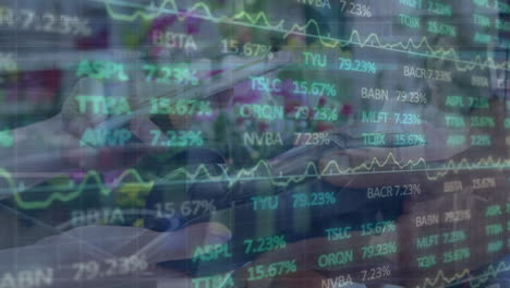 animación del procesamiento de datos financieros sobre diversas personas que pagan con teléfonos inteligentes