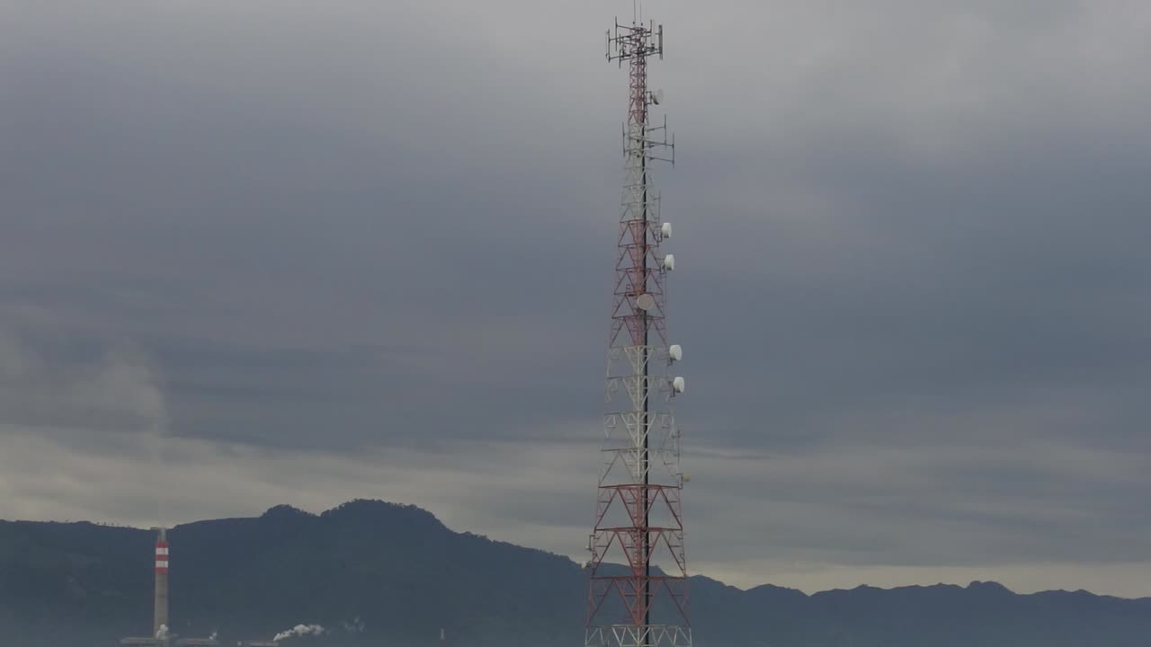 una foto de la torre transmisora de una estación de radio fm