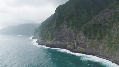 Waterfall-Falling-Into-The-Sea-Near-Miradouro-do-Véu-da-Noiva-In-Madeira,-Portugal