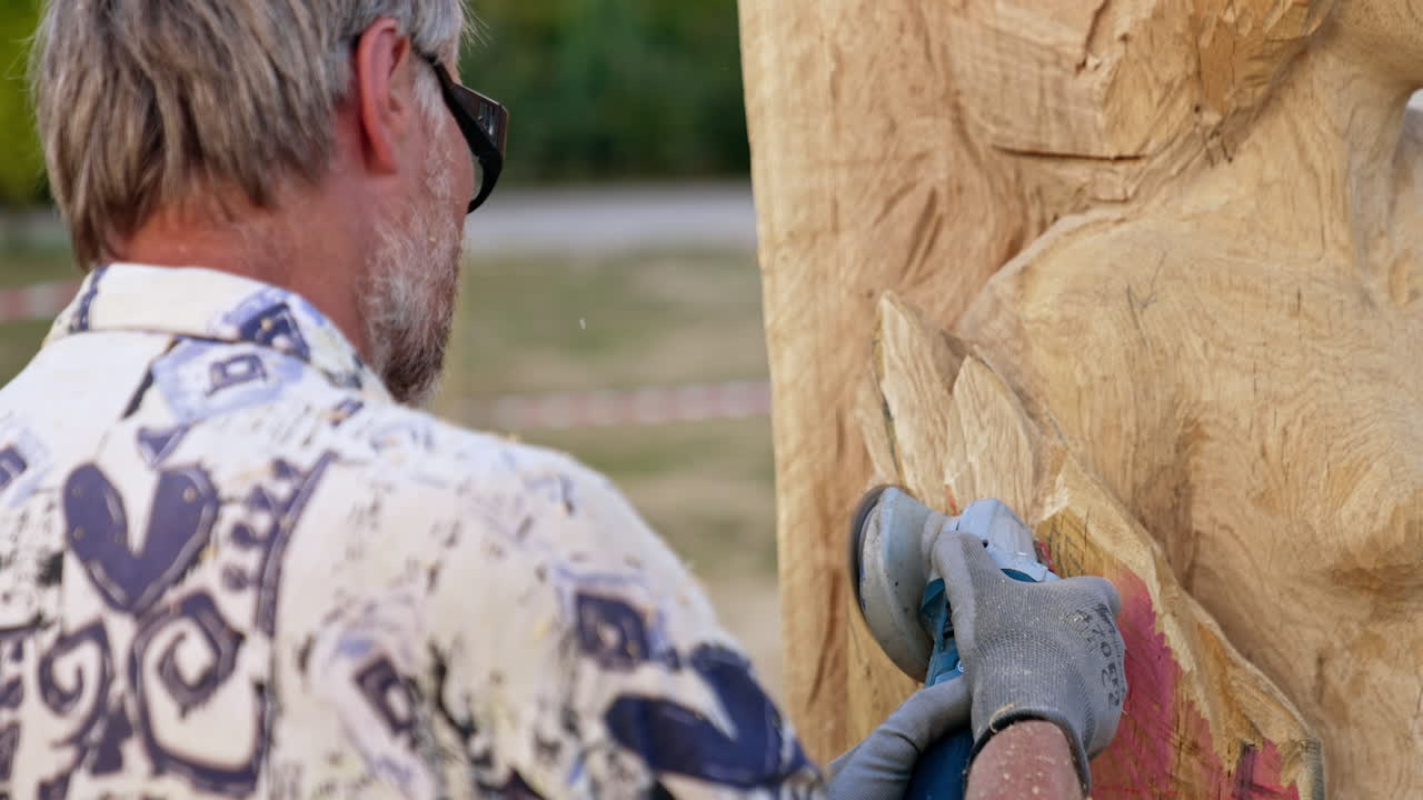 나무 조각 작업 중