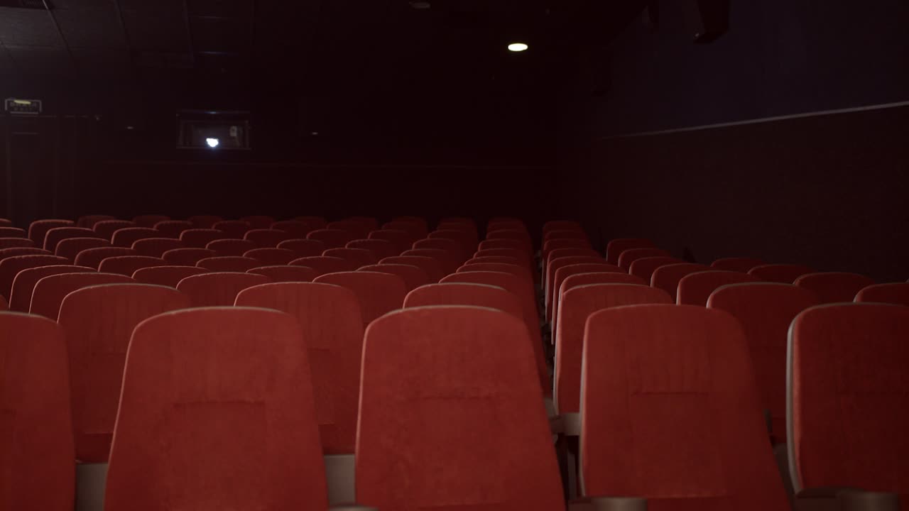 asientos vacíos en el teatro de cine. sala de teatro vacía con sillones rojos