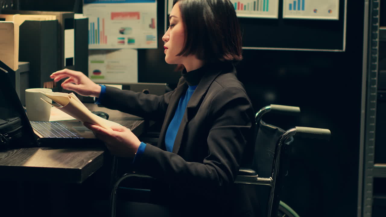 agente privado estudiando archivos criminales y carpetas archivadas en la sala de incidentes