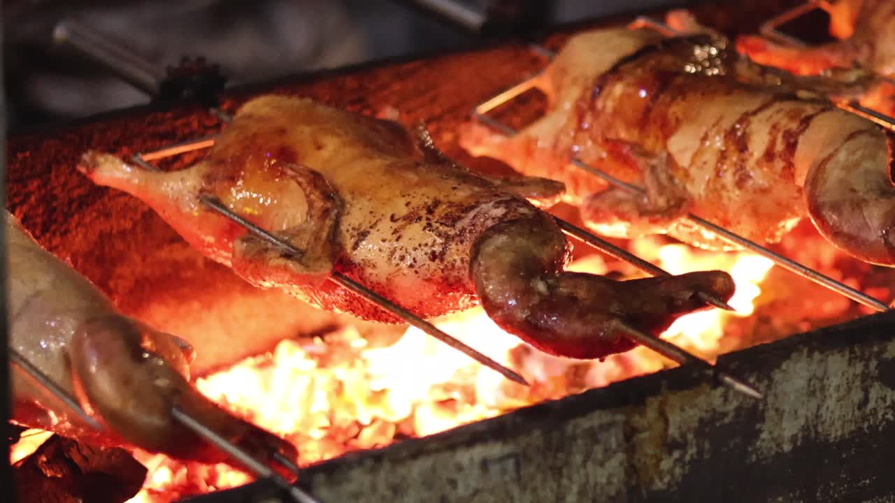 불꽃 위 에 는 오리 들