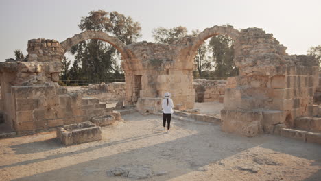 mujer explorando antiguas ruinas en chipre