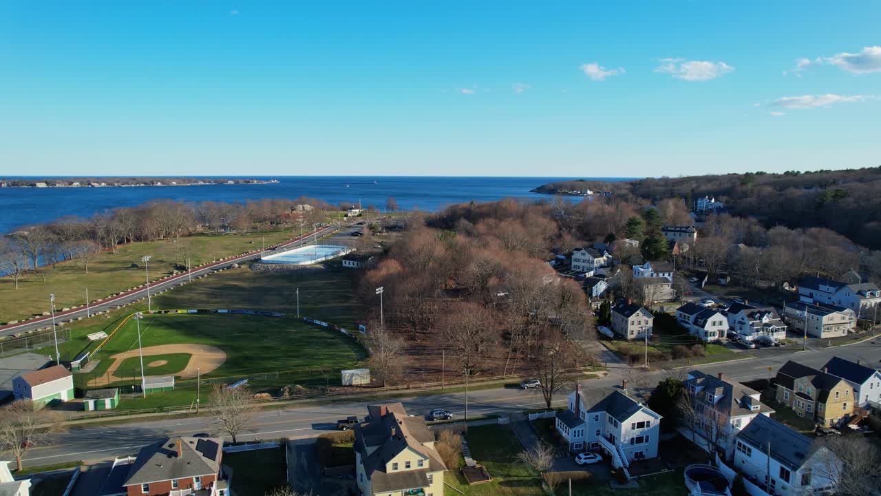 Quartiere residenziale sulla costa di Gloucester, Massachusetts, con l'Oceano Atlantico sullo sfondo. Ripresa aerea in avanti, spazio per il testo