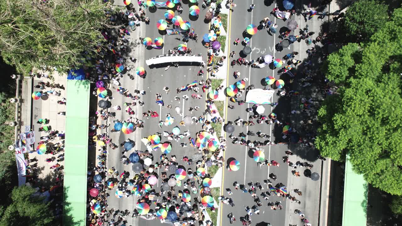 un avión no tripulado disparó varias banderas del orgullo gay en la marcha del orgullo de la ciudad de méxico de 2023
