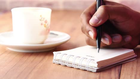 escribir notas a mano con café
