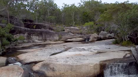 el prístino davies creek cae junto al bosque en australia - antena baja