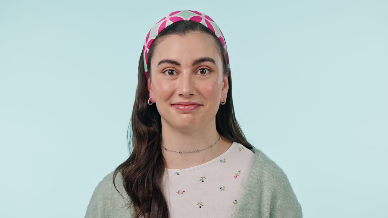 bien, manos, cara y mujer en el estudio para votar.