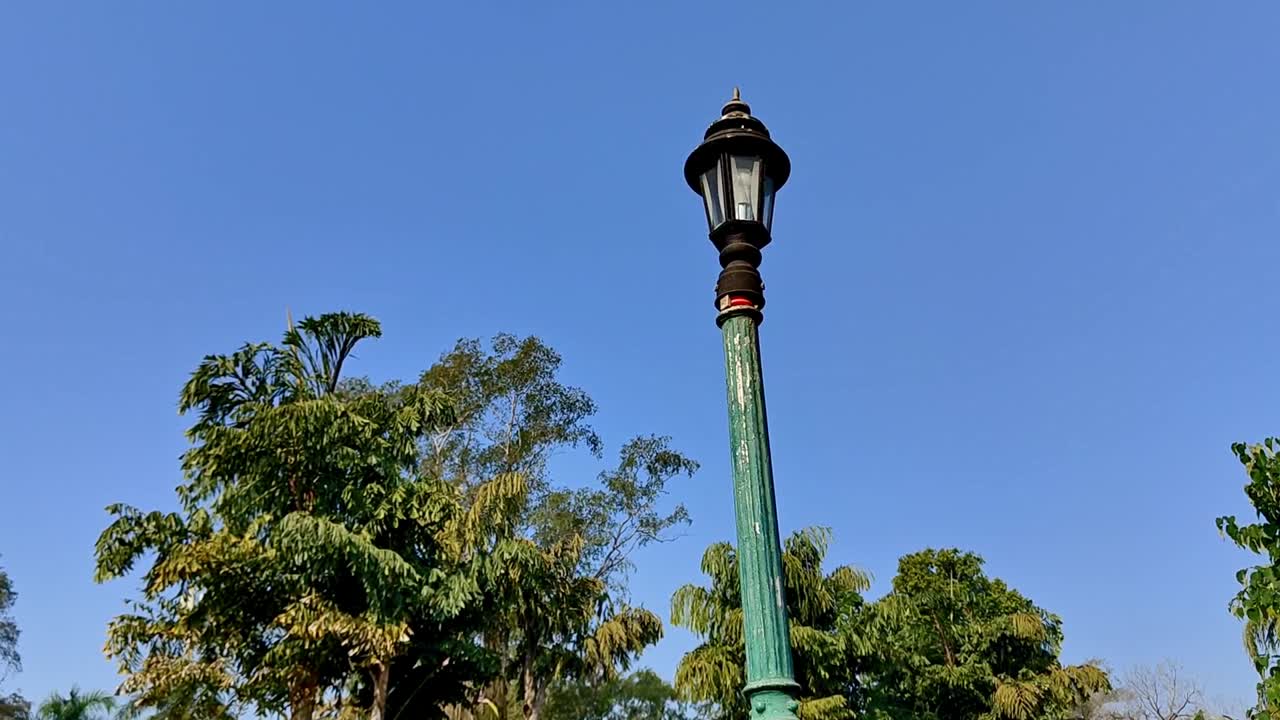 공공 공원 에 있는 오래된 스타일 의 전기 거리 조명 램프 는 낮은 각도 에서 볼 수 있다