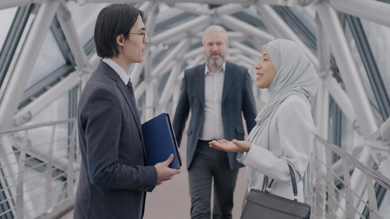 Rapat Bisnis di Jembatan Modern