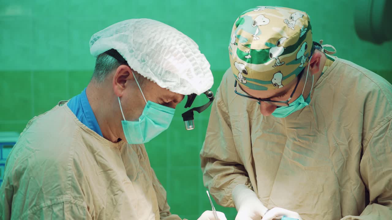 Due chirurghi in uniforme eseguono un'operazione su un paziente in una clinica chirurgica.