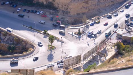 Luftaufnahme-Der-Stadt-Al-karak-Mit-Fahrzeugen-Und-Verkehr-Von-Der-Mittelalterlichen-Burg-Kerak-In-Jordanien,-Naher-Osten