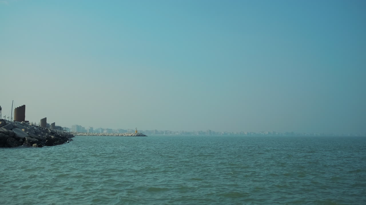 평온 한 물 을 가진 해안 풍경