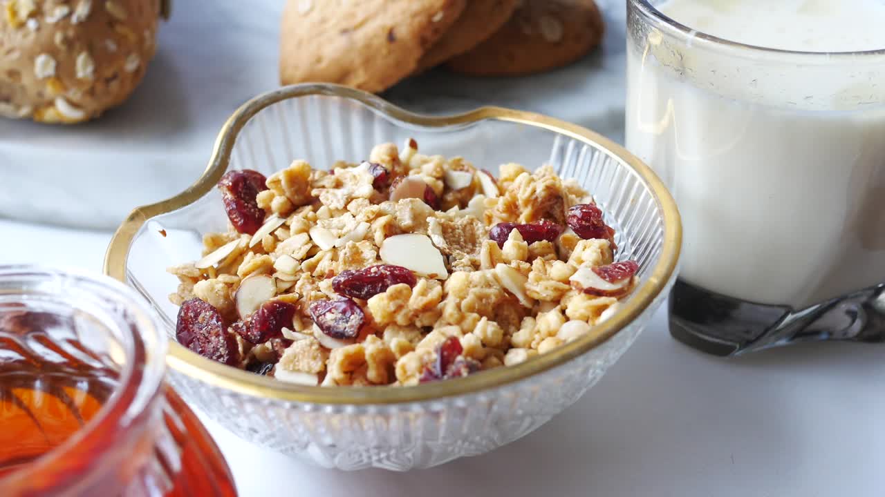 Colazione sana con granola, latte e biscotti