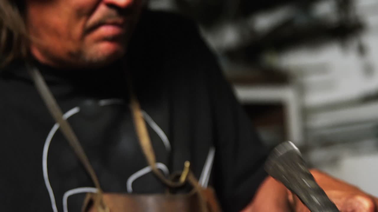 soldador trabajando en una pieza de metal