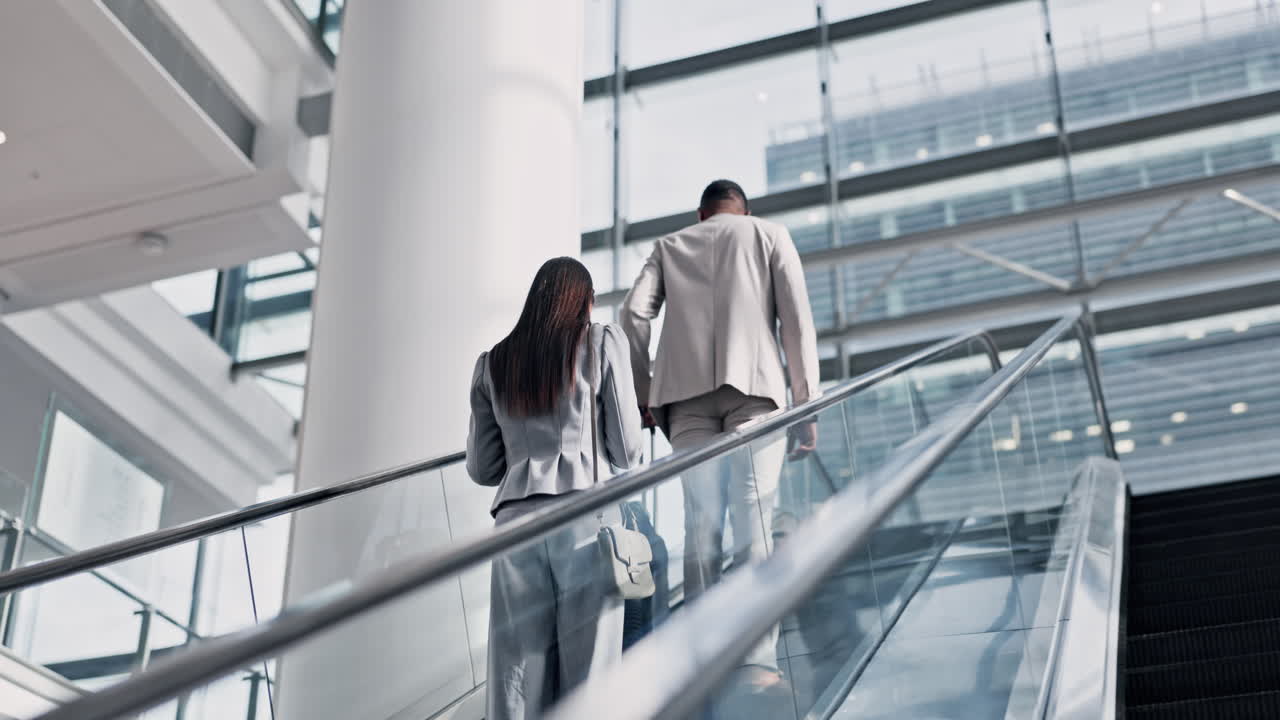 Pessoas de negócios, bagagem e escada rolante do aeroporto