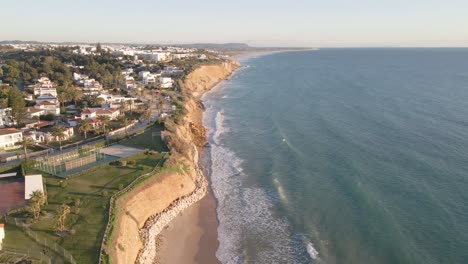 Drohnenaufnahmen-Vom-Strand-In-Conil-An-Einem-Sommermorgen