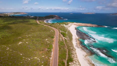 4K-Drohnenvideo-Eines-Wohnmobils,-Das-Auf-Einer-Atemberaubenden-Langen-Straße-Neben-Einem-Wunderschönen-Strand-In-Esperance,-Westaustralien,-Fährt