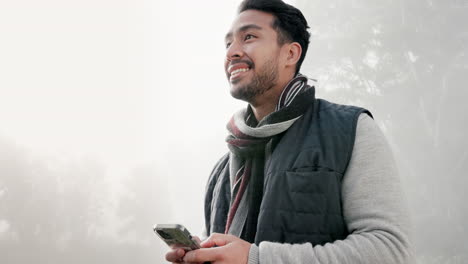 pensando, escribiendo con el teléfono y el hombre en la naturaleza
