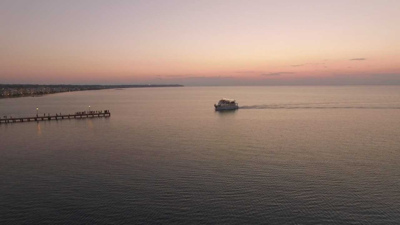 vuelo aéreo sobre el mar y la línea costera en el horizonte en grecia