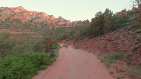 Todoterreno-Cerca-Del-Parque-Natural-Sedona-Red-Rock-En-Arizona,-Estados-Unidos