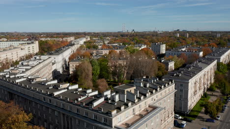 Vista-Aérea-De-Nowa-Huta,-El-Distrito-Socialista-Ideal,-Durante-El-Otoño,-Cracovia,-Polonia