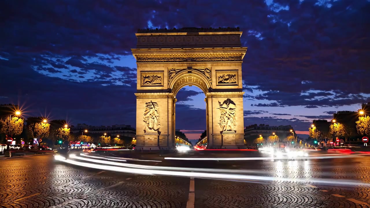 Time-lapse dell'Arco di Trionfo con scie luminose di auto al crepuscolo