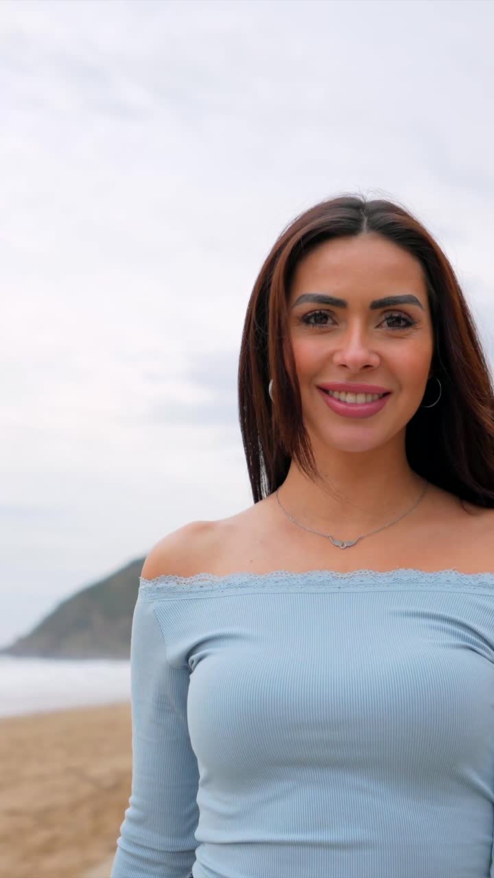 retrato de una mujer en la playa