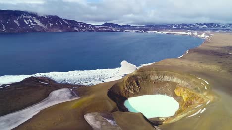 Wunderschöne-Antenne-über-Einer-Massiven-Caldera-In-Der-Askja-Region-Des-Trostlosen-Hochlands-Islands-4