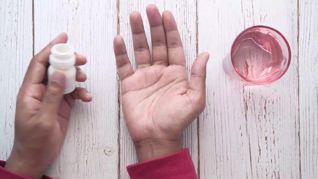 물과 함께 약을 복용하는 것