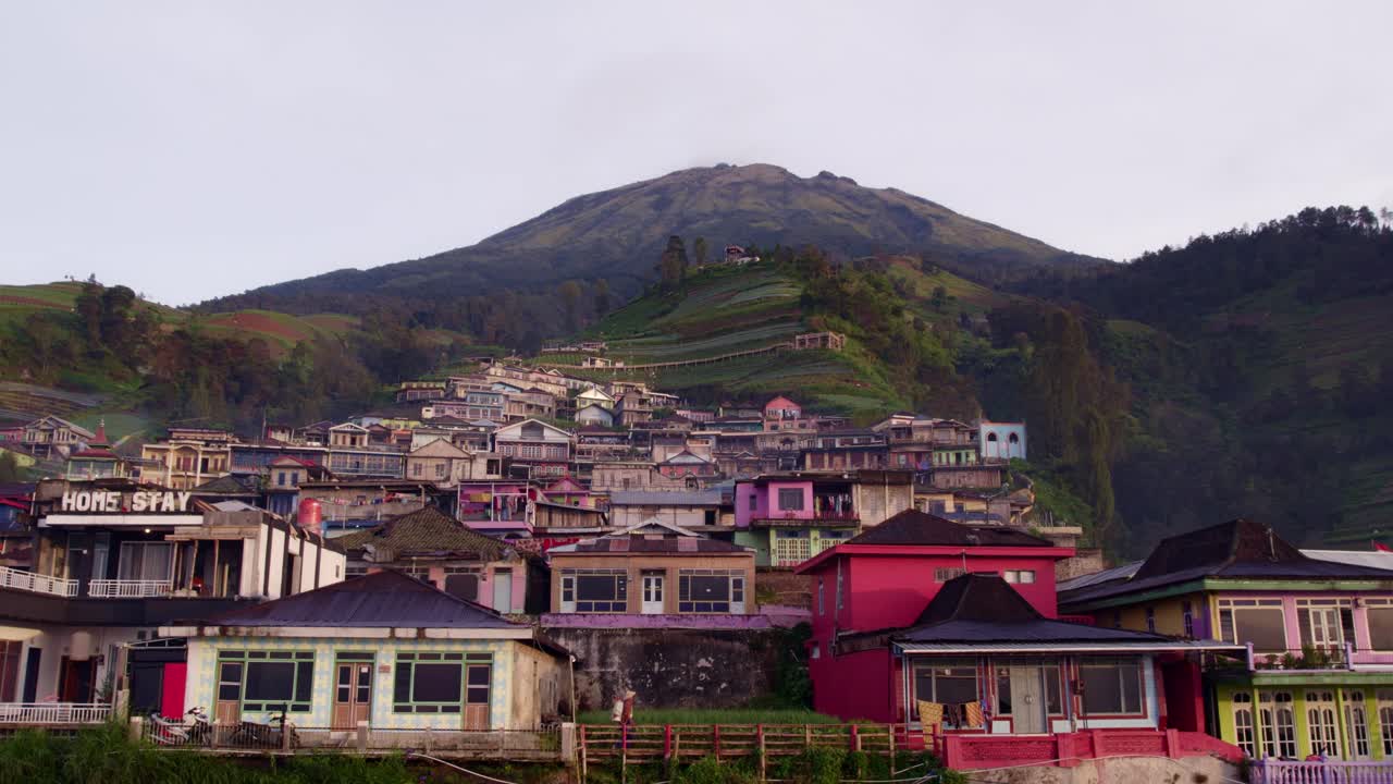 Nepal van Java'nın şafak gökyüzü altındaki camisi