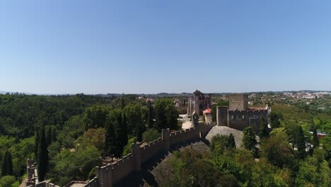 Caballeros-Del-Castillo-Templario,-Tomar,-Portugal