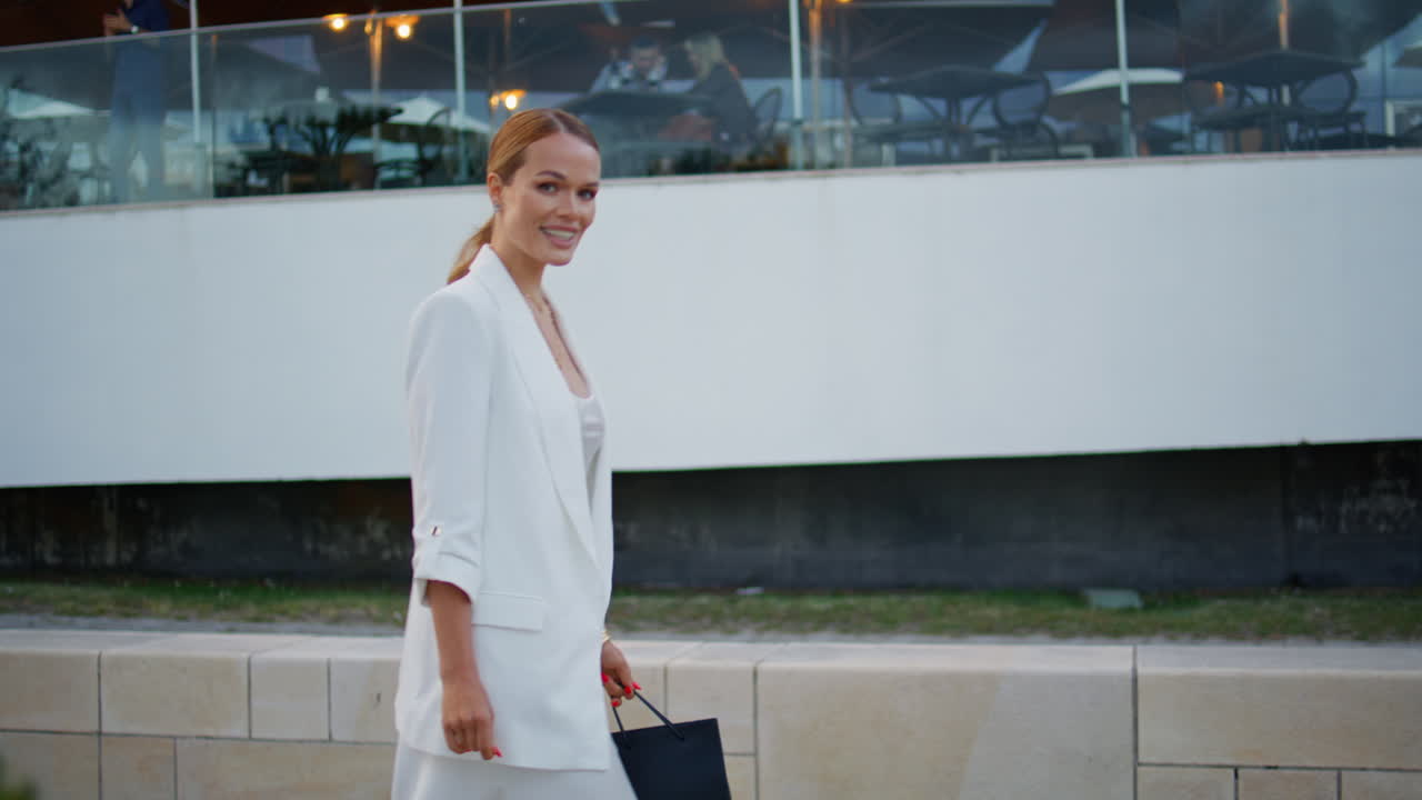 성공한 사업가 여성이 도시 거리를 고 현대 도시 지역을 산책하는 여성