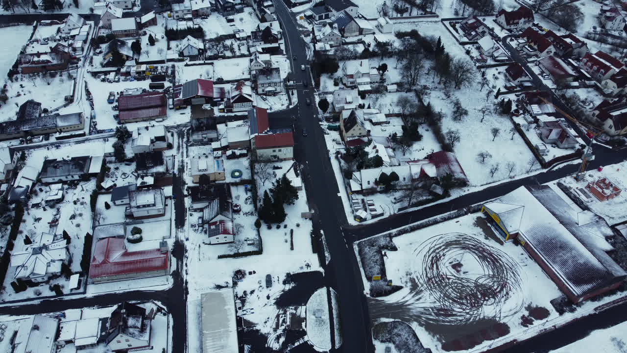 눈 인 마을의 공중 풍경