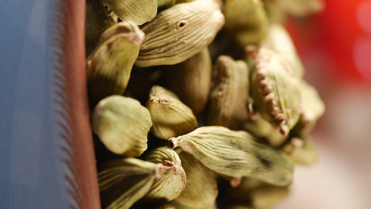 primer plano de las vainas de cardamomo verde