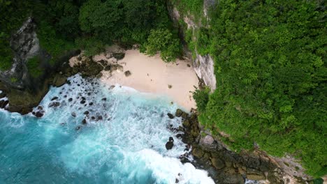 video aéreo de drones de la playa de tembeling en la isla de nusa penida en bali, indonesia