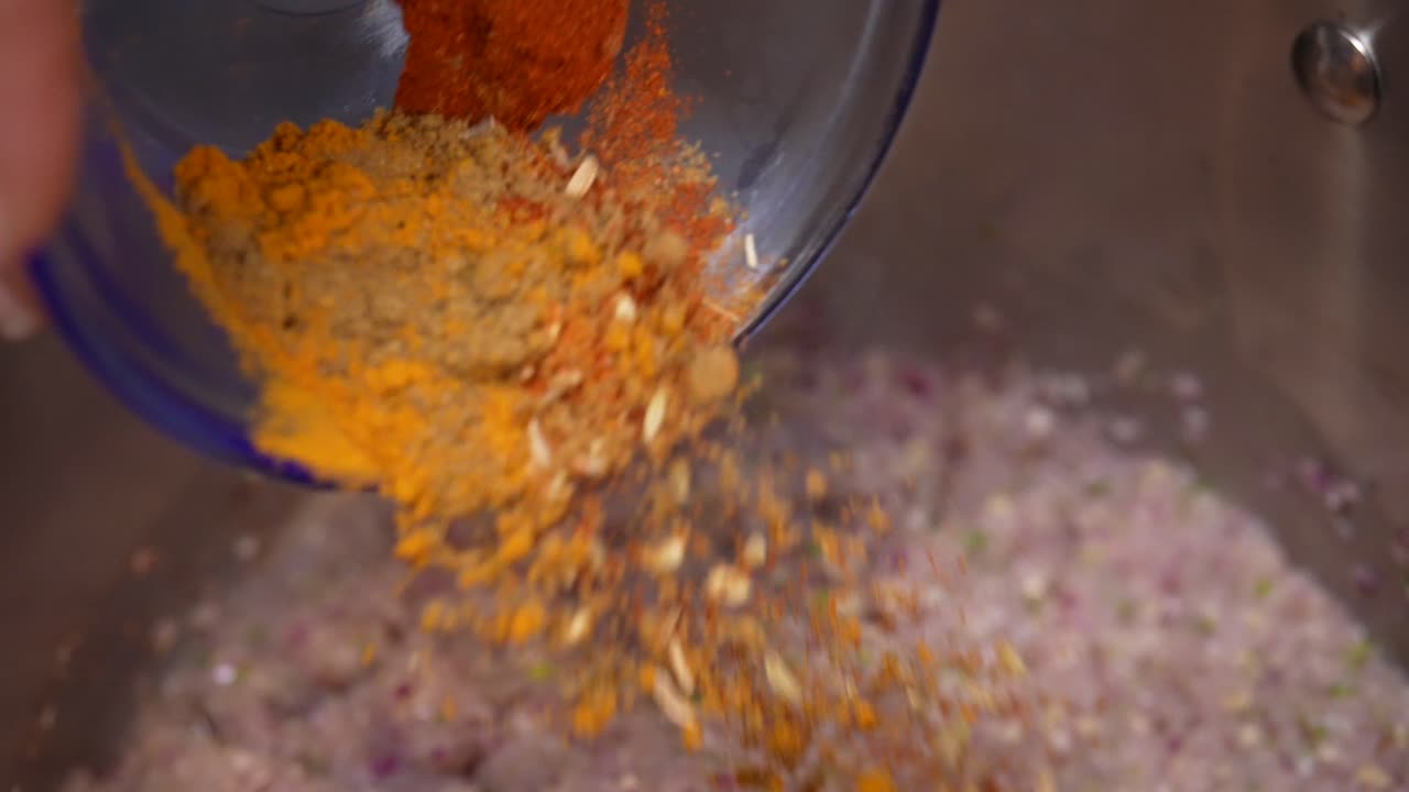 añadir especias a una receta india casera - serie de chana masala