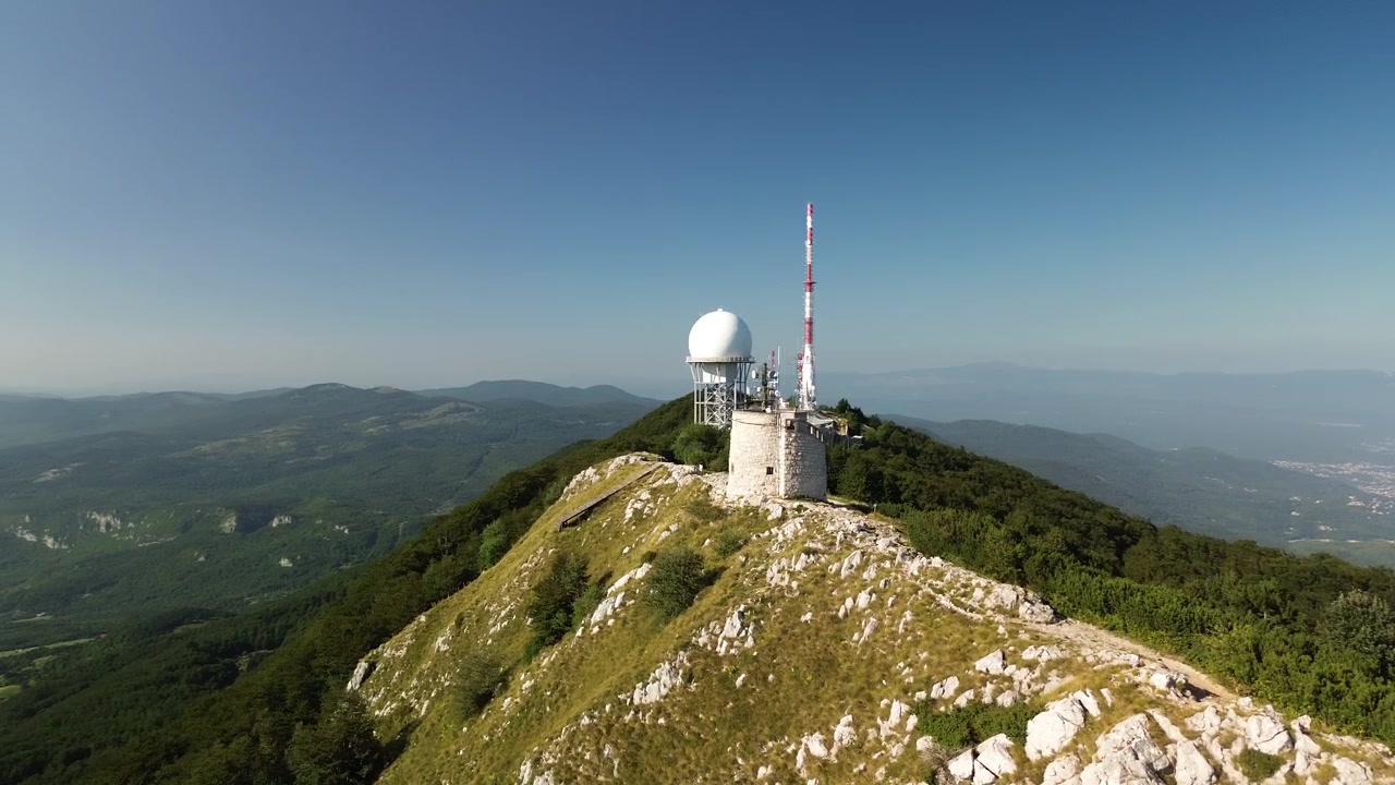 Højvinkel droneflyvning forbi Vojak Udkigstårn på Učka-bjerget, Kroatien