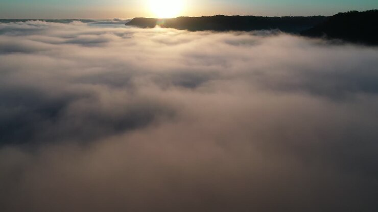 el amanecer brumoso sobre el valle