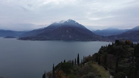 Este-Es-Quizás-Un-Día-Nublado-Feo,-Porque-Es-Gris,-Triste-Y-Nostálgico,-Pero-Cuenta-Muchas-Historias-Con-Agua,-Cielo-Y-Movimientos-De-Drones.