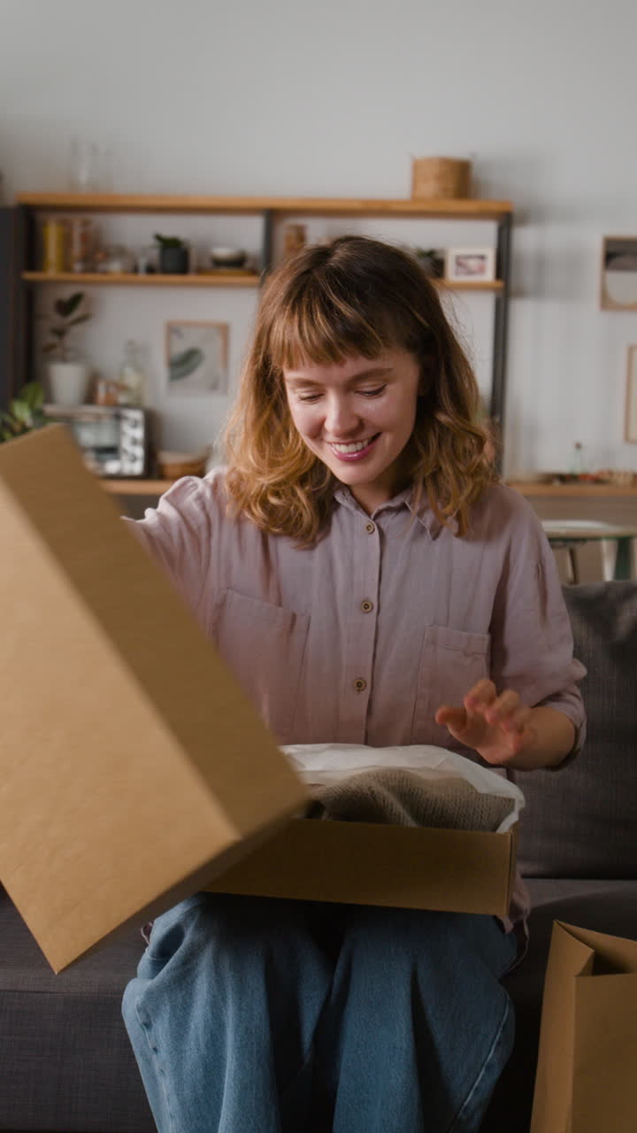 mujer desembalando un paquete en casa