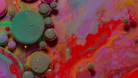burbujas de tinta mezcladas con sustancia líquida de aceite, leche, jabón, pintura acrílica brillante en una superficie colorida