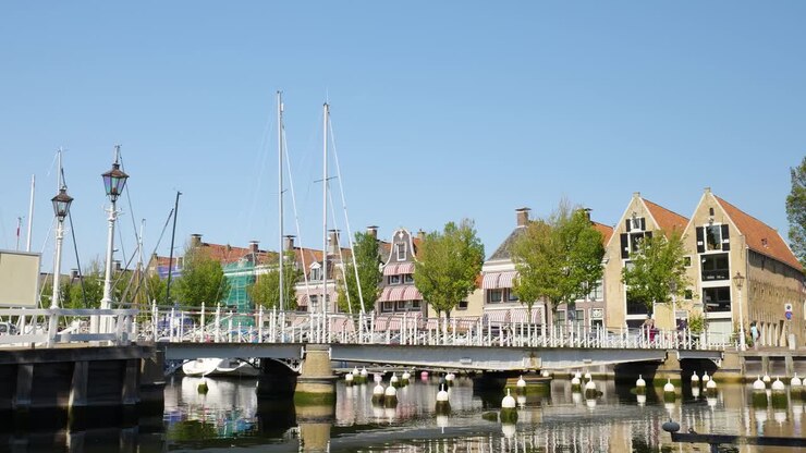 Città olandese con canali, ponte e case
